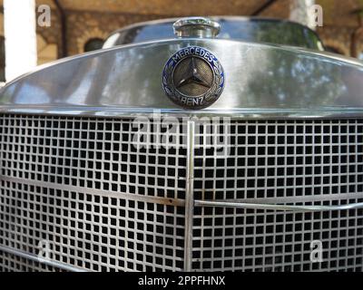 Stanisici, Bijelina, Bosnie-Herzégovine, 25 avril 2021. Ponton Mercedes Benz, voiture rétro. Couvercle du compartiment moteur de la voiture. Partie de la caisse avec une grille métallique du moteur. Banque D'Images