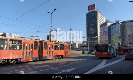 Belgrade. Serbie - 24 janvier 2020 place Slavia dans le centre de Belgrade. Rond-point. Circulation active, voitures, transports publics, feux, marquages routiers. Hôtel Slavia. Bus et tram Banque D'Images