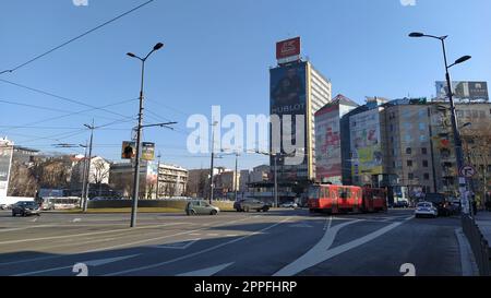 Belgrade, Serbie - 24 janvier 2020 : place Slavia dans le centre de Belgrade. Rond-point. Circulation active, voitures, transports publics, feux, marquages routiers. Hôtel Slavia et bâtiments modernes. Banque D'Images