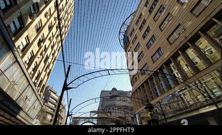 Belgrade, Serbie, 24 janvier 2020 le centre d'une grande ville. Rue piétonne touristique. Vue de dessus avec grand angle. Sur fond de maisons et de ciel bleu Banque D'Images