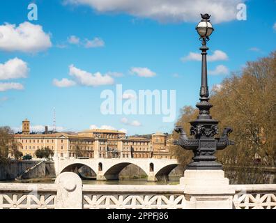 Rome. Ponte Mazzini, au-dessus du Tibre. Le bas des lumières sur le pont montre de belles ironniers. Banque D'Images