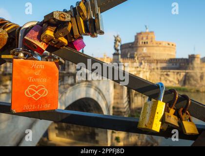 Jeu de cadenas symbolisant l'amour éternel sur le pont Saint-ange à Rome Banque D'Images