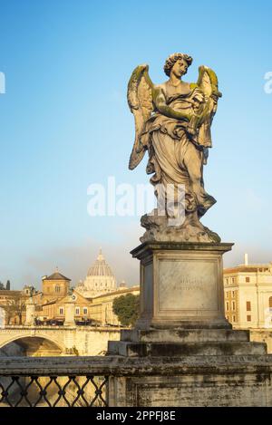 Bel ange avec croix dans le pont du château Saint-Ange, Rome Banque D'Images