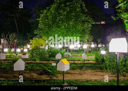 MILAN, ITALIE - avril 2018 : l'installation transforme le jardin botanique de Brera en ville verte, pendant la semaine du design. Exposition House in motion promue par le magazine de design Interni pour une ville intelligente. Banque D'Images