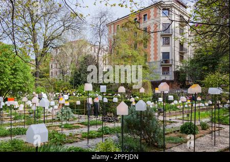 MILAN, ITALIE - avril 2018 : l'installation transforme le jardin botanique de Brera en ville verte, pendant la semaine du design. Exposition House in motion promue par le magazine de design Interni pour une ville intelligente. Banque D'Images