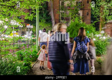 MILAN, ITALIE - avril 2018 : l'installation transforme le jardin botanique de Brera en ville verte, pendant la semaine du design. Exposition House in motion promue par le magazine de design Interni pour une ville intelligente. Banque D'Images