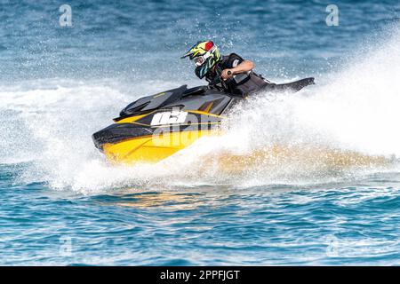 Limassol, Chypre - 26 novembre 2022 : pilote de jet ski pendant la compétition Banque D'Images