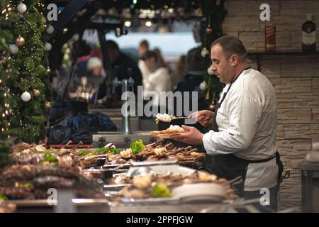 Budapest, Hongrie - 28 décembre 2018: La cuisine de rue au marché de Noël à Budapest Banque D'Images