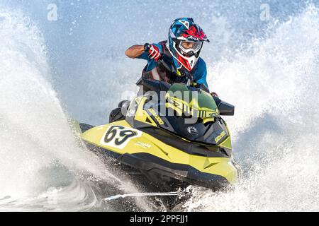 Limassol, Chypre - 26 novembre 2022 : pilote professionnel de jet ski pendant la compétition Banque D'Images