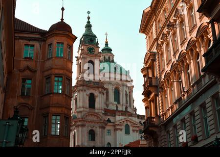 Vue sur la petite ville avec l'église saint-Nicolas dans la ville de Prague Banque D'Images