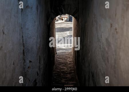 Étroit passage de tunnel entre les bâtiments à Szentendre, Hongrie Banque D'Images