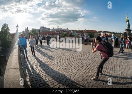 Prague, République Tchèque - 17 mai 2019: Les touristes prennent des photos au pont Charles Banque D'Images