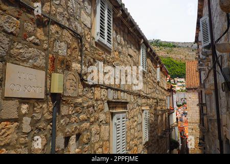 Dubrovnik, Croatie, 08.14. 2022. Rues étroites de la ville antique. Les façades des maisons sont en marbre et en pierre très proches les unes des autres. Fenêtres avec volets. Tourisme d'été en Adriatique. Banque D'Images