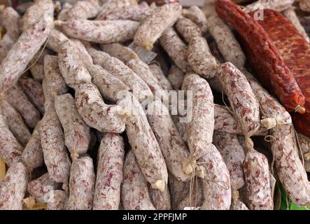 Produits de viande traditionnels vendus dans un étal de rue pendant le marché fermier à Crémone, Lombardie, Italie Banque D'Images