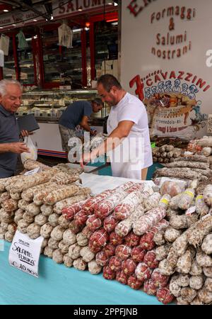 Produits de viande traditionnels vendus dans un étal de rue pendant le marché fermier à Crémone, Lombardie, Italie Banque D'Images