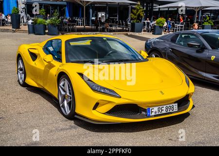 SINSHEIM, ALLEMAGNE - MAI 2022 : jaune Ferrari F8 Type F142MFL Banque D'Images