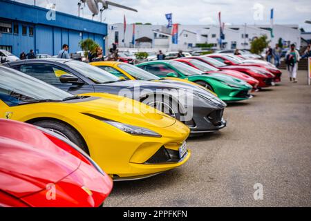 SINSHEIM, ALLEMAGNE - MAI 2022 : jaune Ferrari F8 Type F142MFL Banque D'Images