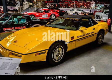 SINSHEIM, ALLEMAGNE - MAI 2022 : jaune cabrio Chevrolet Corvette C. Banque D'Images