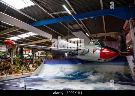 SINSHEIM, ALLEMAGNE - MAI 2022 : avion de chasse militaire à réaction rouge argent Banque D'Images