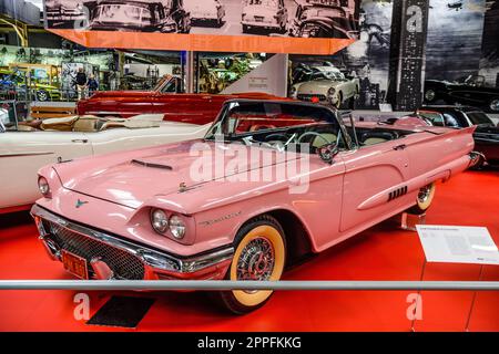 SINSHEIM, ALLEMAGNE - MAI 2022 : Pink cabrio Ford Thunderbird convertible Banque D'Images