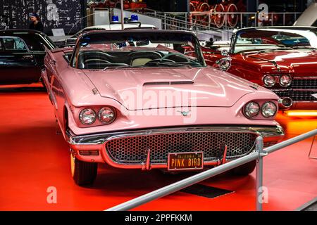 SINSHEIM, ALLEMAGNE - MAI 2022 : Pink cabrio Ford Thunderbird convertible Banque D'Images