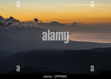 Coucher de soleil sur la côte de Buleleng dans le nord de Bali Indonésie Banque D'Images