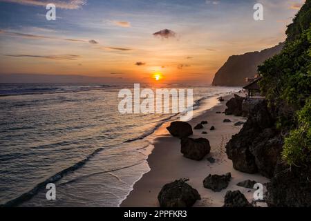 Coucher de soleil sur la plage de Melasti dans le sud de Bali en Indonésie Banque D'Images