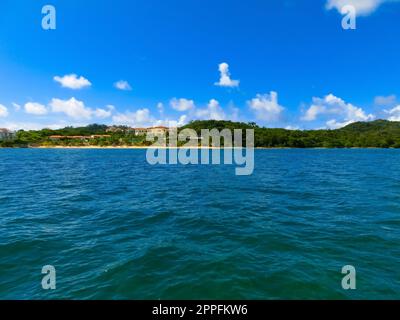 Une vue aérienne d'une plage tropicale à Roatan Honduras Banque D'Images