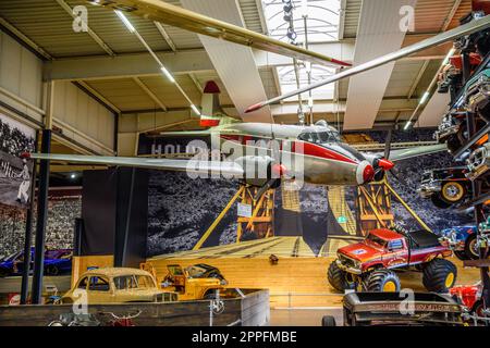 SINSHEIM, ALLEMAGNE - MAI 2022 : avion de ligne court-courrier rouge argenté Banque D'Images