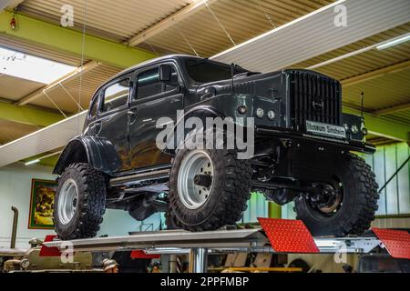 SINSHEIM, ALLEMAGNE - MAI 2022 : camion militaire gris foncé Volvo TP 21 conversion spéciale Banque D'Images