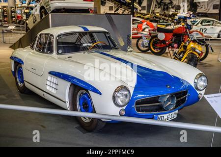 SINSHEIM, ALLEMAGNE - MAI 2022 : blanc bleu Mercedes-Benz 300 SL coupé gullwingé Banque D'Images