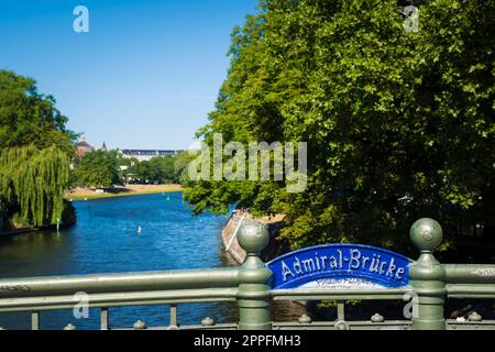 Vue depuis le pont Admiralbrucke sur le canal Landwehr à la frontière de Neukolln et Kreuzberg à Berlin Banque D'Images