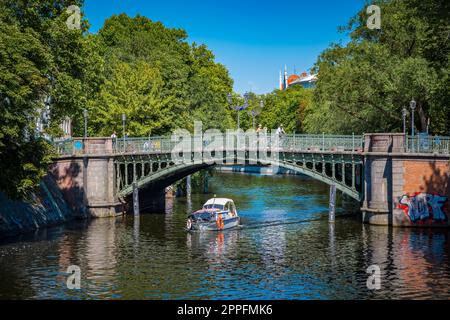 Vue sur le pont Admiralbrucke sur le canal Landwehr à la frontière de Neukolln et Kreuzberg à Berlin Banque D'Images
