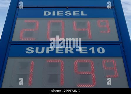 Kiel, Allemagne - 07. Juillet 2022 : un affichage montrant les prix des carburants allemands en coloer rouge. Banque D'Images