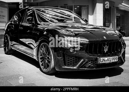 BERLIN - 18 JUIN 2022 : SUV multisegment de luxe de taille moyenne Maserati Levante Gransport S. Noir et blanc. Classic Days Berlin. Banque D'Images