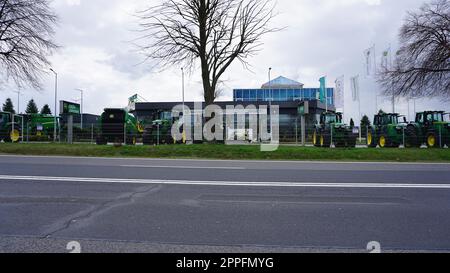 Les puissants tracteurs du magasin John Deer à Wroclaw, en Pologne Banque D'Images