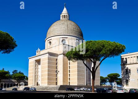 La cathédrale des Saints Pierre et Paul dans le quartier EUR à Rome. Banque D'Images