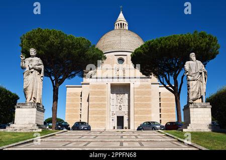 La cathédrale des Saints Pierre et Paul dans le quartier EUR à Rome. Banque D'Images