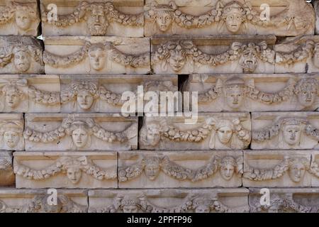 Frises représentant divers dieux, déesses et têtes de portrait à Aphrodisias, Turquie Banque D'Images
