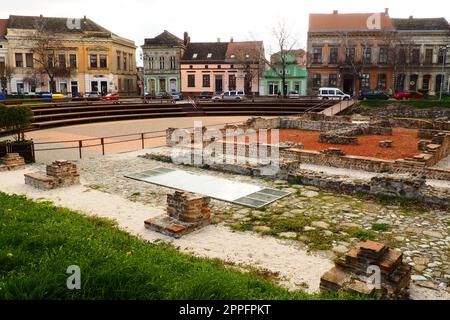 Sremska Mitrovica, Serbie, 16 mars 2023 place historique Zitni trg. Anciens bâtiments multicolores et fouilles de l'époque romaine. Patrimoine culturel. Fouilles de chambres romaines. La vie urbaine Banque D'Images