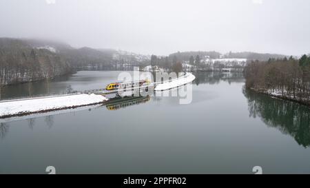 Image panoramique du lac Bigge lors d'une journée d'hiver brumeuse, Sauerland, Allemagne Banque D'Images