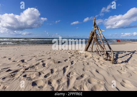 Paysage balnéaire, eau mousseuse de la mer Baltique, Miedzyzdroje, Pologne Banque D'Images