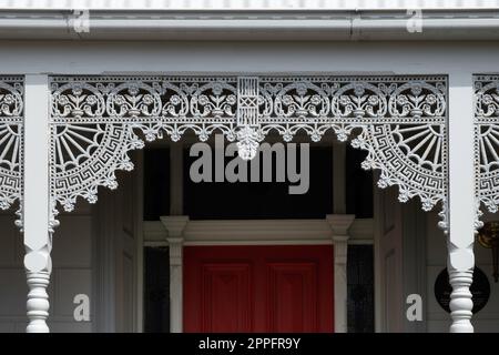 Détail de la façade d'une maison résidentielle coloniale traditionnelle avec des poteaux de porche et des rampes en fer forgé, Melbourne, Victoria, Australie Banque D'Images