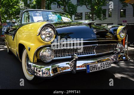 BERLIN - 18 JUIN 2022 : voiture pleine grandeur Ford Fairlane Sunliner cabriolet 2 portes, 1955. Classic Days Berlin. Banque D'Images