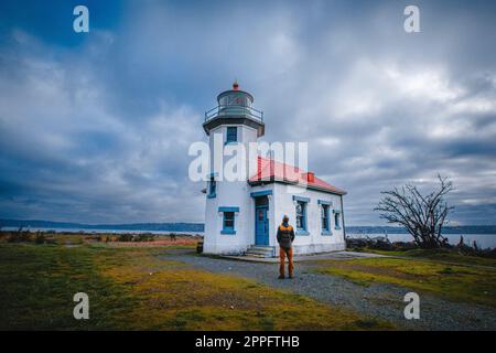 Un homme se trouve près d'un phare historique sur l'île de Vashon Banque D'Images