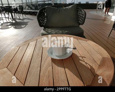 Une délicieuse tasse de cappuccino servie sur un bateau de croisière. Banque D'Images