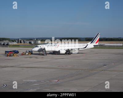 Air France Hop Embraer ERJ-190 stationné à Paris Banque D'Images