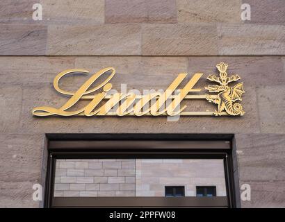 NUREMBERG - CIRCA JUIN 2022 : panneau de façade Lindt Banque D'Images