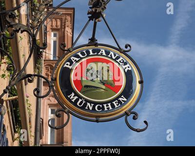 NUREMBERG - CIRCA JUIN 2022 : panneau pub Paulaner Banque D'Images