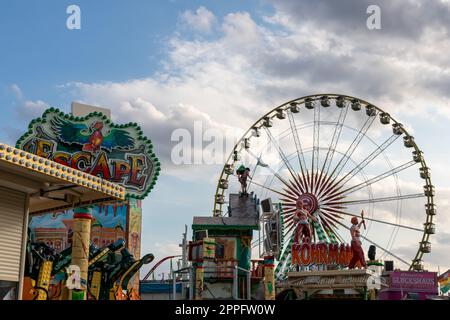 DÃ¼sseldorf, NRW, Allemagne - 07 14 2022 : Grande grande grande grande roue avec logo Fortuna 95 comme promenade amusante sur le parc d'attractions DÃ¼sseldorfer Rheinkirmes comme grande foire paroissiale et kermis Allemagne pour les fans de F95 Banque D'Images